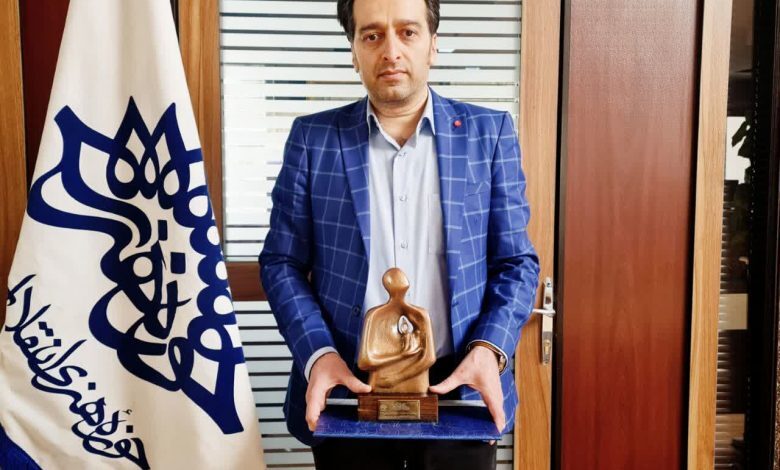 ناصر دوستی چهره هنر انقلاب استان در سال ۱۴۰۲ شد