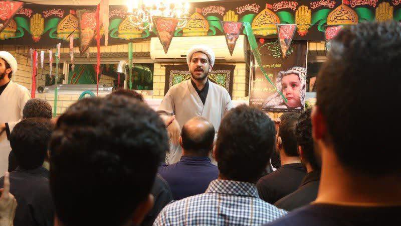 طلبه جوانی که زبان ناشنوایان است طلبه جوانی که زبان ناشنوایان است