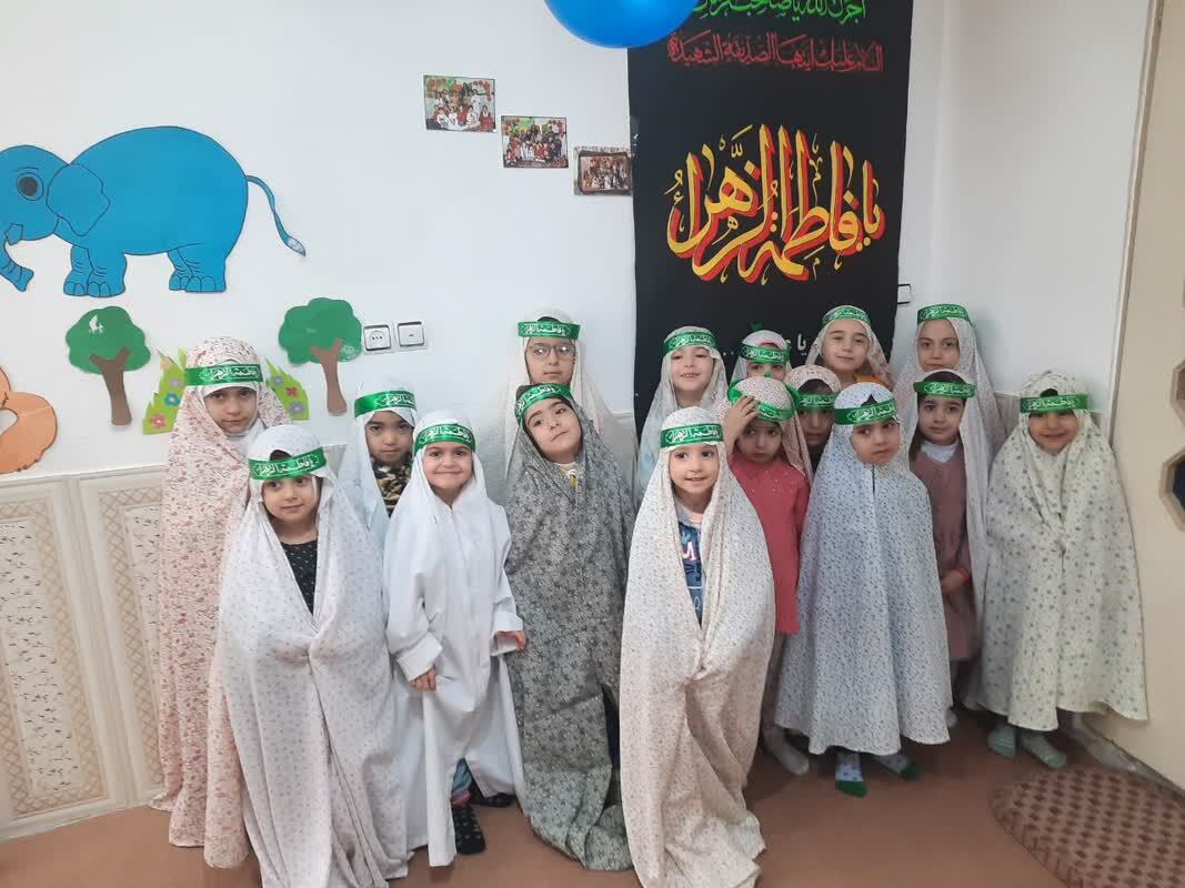 روحانی موفقی که با بازیهای جذاب کودکانه مروج مفاهیم دینی در بین کودکان است روحانی موفقی که با بازیهای جذاب کودکانه مروج مفاهیم دینی در بین کودکان است