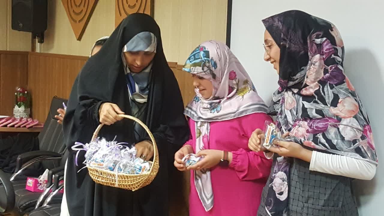 اصرار نمیکنم که مسلمان شوند/ صدای حاج قاسم سلیمانی را شنید و اشک ریخت اصرار نمیکنم که مسلمان شوند/ صدای حاج قاسم سلیمانی را شنید و اشک ریخت