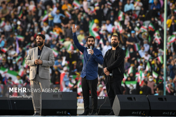 تہران کے آزادی اسٹیڈیم میں "سلام فرمانده" ترانہ اجتماعی طور پر پیش کیا گیا