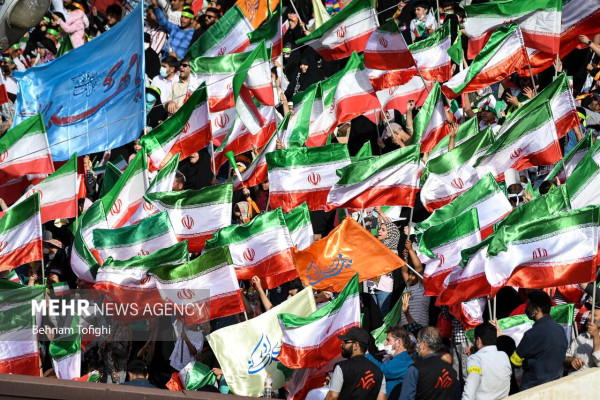 تہران کے آزادی اسٹیڈیم میں "سلام فرمانده" ترانہ اجتماعی طور پر پیش کیا گیا