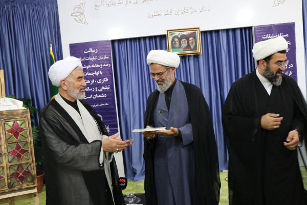 آیین رونمایی از مصحف زندگی با آیه ها