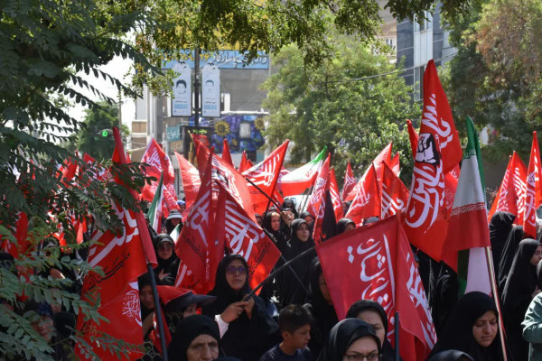 طنین «لبیک یا حسین» در قروه؛ راهپیمایی جاماندگان اربعین با نوای خون‌خواهی